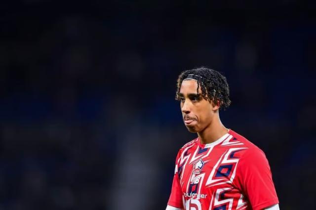 皇马出2500万，曼联3倍爆杀，抢下合同年“新范戴克”